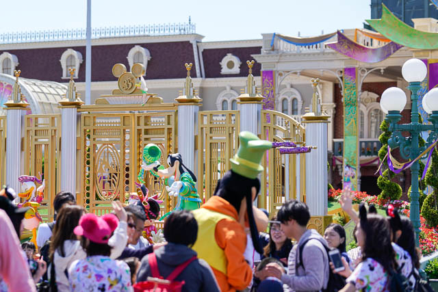 【35周年ディズニーランド】“Happiest Celebration!”で撮影を楽しむ祝祭のパーク（その1：Happiestなひととき）