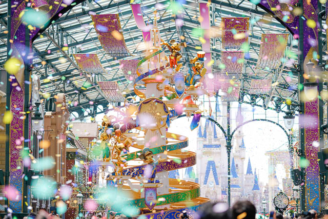 【35周年ディズニーランド】“Happiest Celebration!”で撮影を楽しむ祝祭のパーク（その3：夜景とワールドバザール）紙吹雪