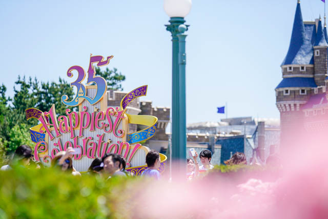 【35周年ディズニーランド】“Happiest Celebration!”で撮影を楽しむ祝祭のパーク（その1：Happiestなひととき）